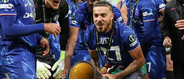 Malo Gusto (Chelsea) s trofejou za víťazstvo vo finále Konferenčnej ligy