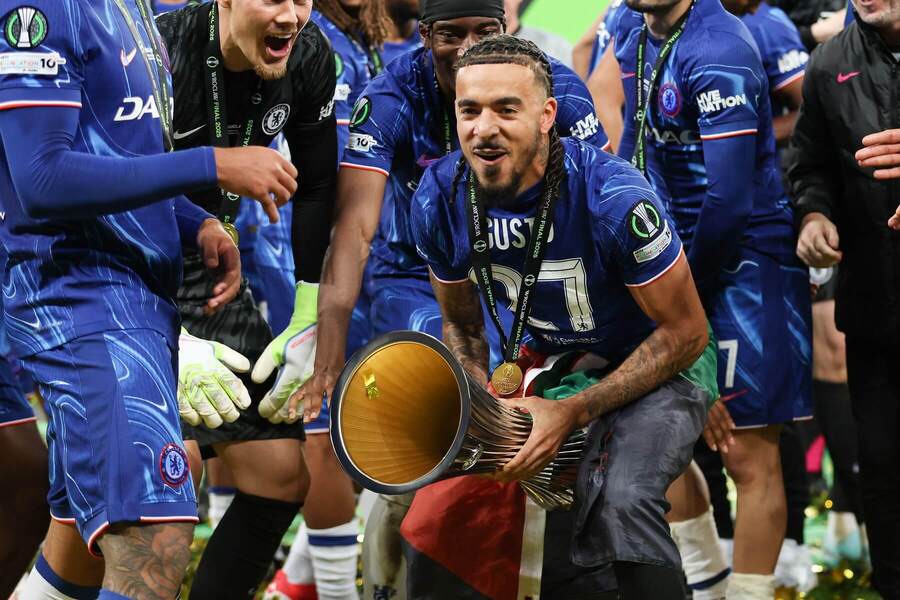 Malo Gusto (Chelsea) s trofejou za víťazstvo vo finále Konferenčnej ligy