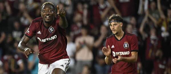 Victor Olatunji, v pozadí Veljko Birmančević, obaja AC Sparta Praha - Zdroj Profimedia