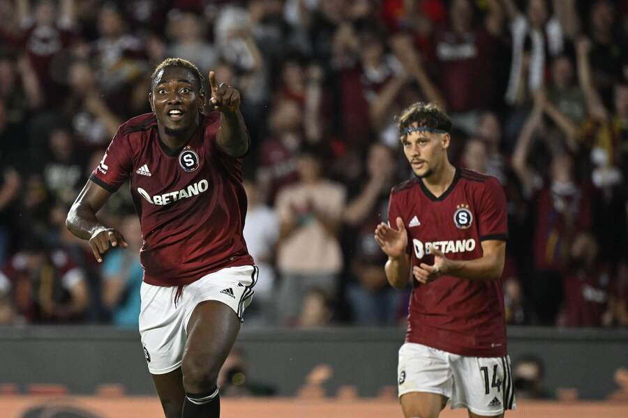 Victor Olatunji, v pozadí Veljko Birmančević, obaja AC Sparta Praha - Zdroj Profimedia