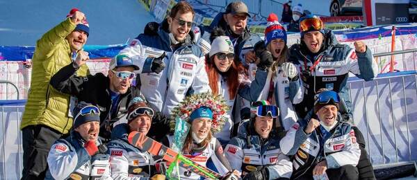 Petra Vlhová a jej tím po víťazstve v obrovskom slalome v Jasnej 2021 - Zdroj Profimedia