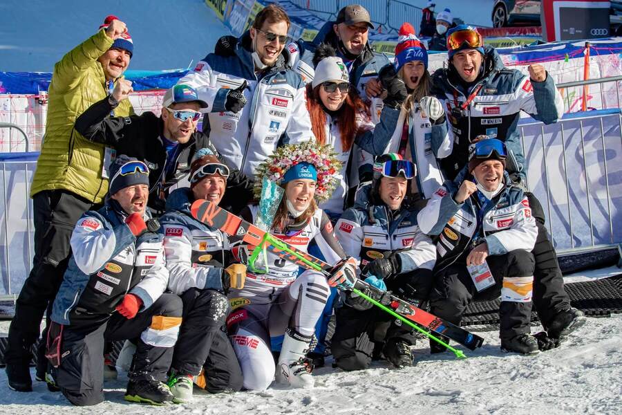 Petra Vlhová a jej tím po víťazstve v obrovskom slalome v Jasnej 2021 - Zdroj Profimedia
