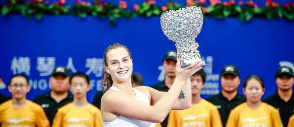 Aryna Sabalenka s trofejou za víťazstvo na WTA Elite Trophy 2019 - Zdroj Profimedia