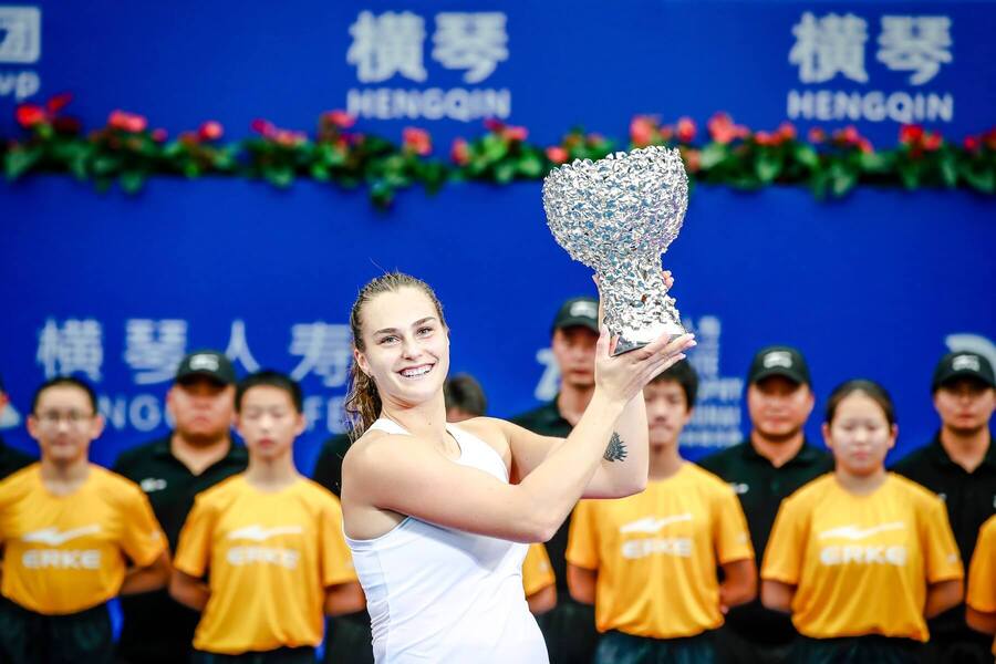 Aryna Sabalenka s trofejou za víťazstvo na WTA Elite Trophy 2019 - Zdroj Profimedia