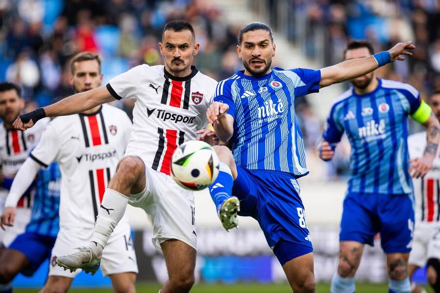 Martin Šulek z Trnavy a Kyriakos Savvidis zo Slovana v súboji o loptu