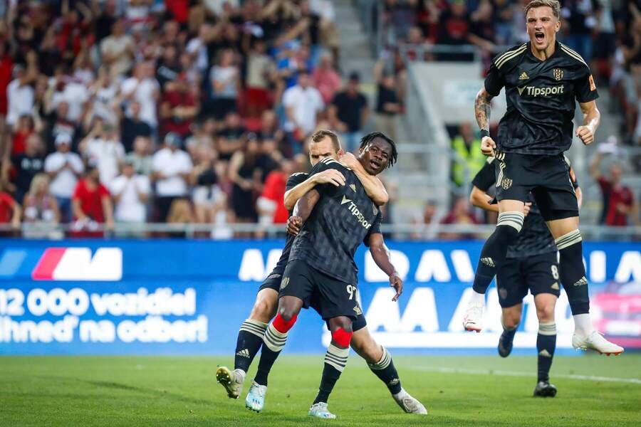 Martin Mikovič, Kelvin Ofori, vo výskoku Milan Ristovski, všetci Spartak Trnava - Zdroj xx _BRR5539, Profimedia