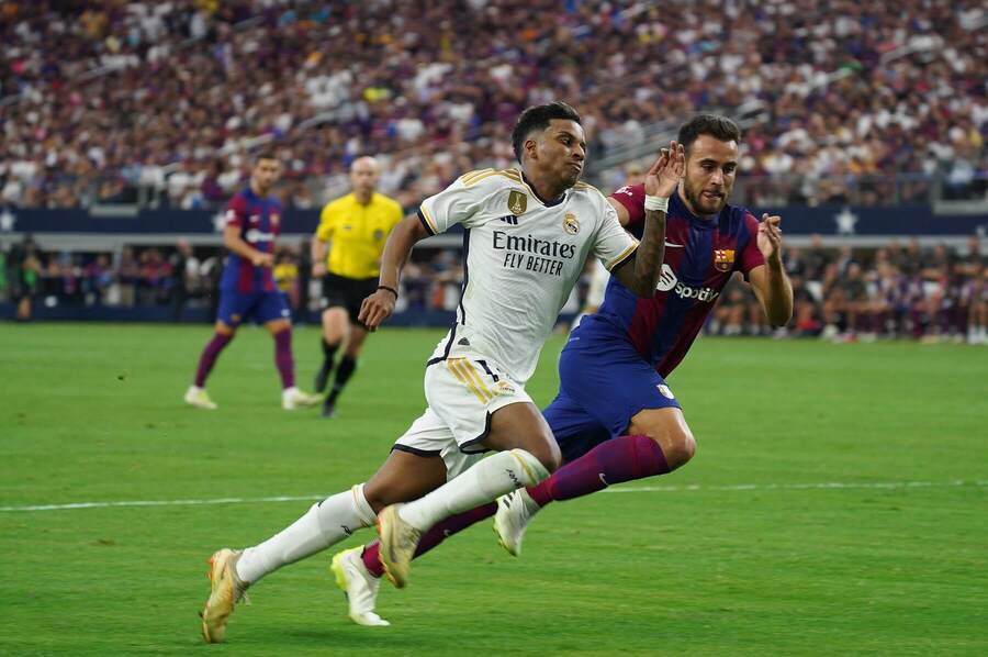 Rodrygo (Real Madrid) a Eric Garcia (Barcelona) - Zdroj Profimedia