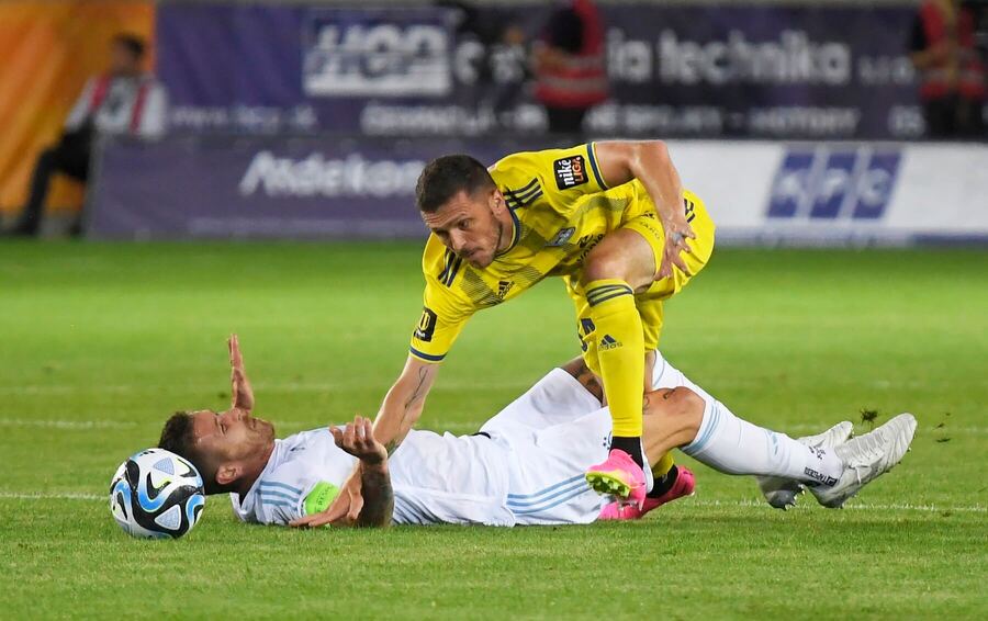 Lukáš Greššák (Košice, v žltom) a Juraj Kucka (Slovan) - Zdroj Profimedia