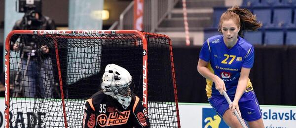 Švédka Sara Steen sa snaží prekvapiť fínsku brankárku Tiltu Siltanen