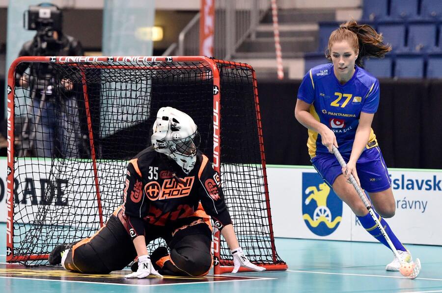 Švédka Sara Steen sa snaží prekvapiť fínsku brankárku Tiltu Siltanen