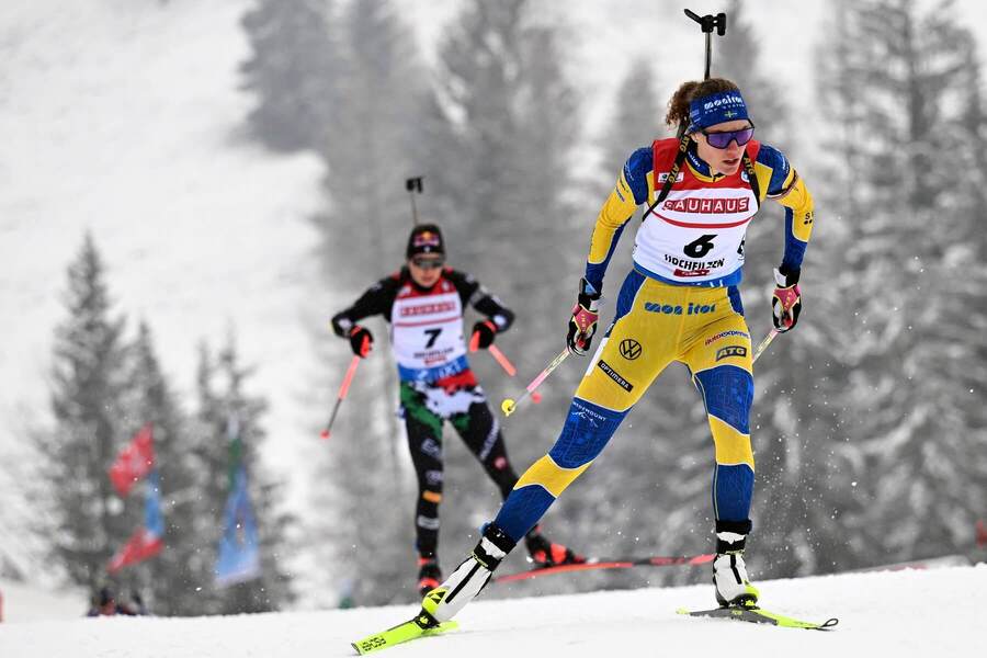 Hana Oeberg a za ňou Dorothea Wierer na pretekoch v Hochfilzene