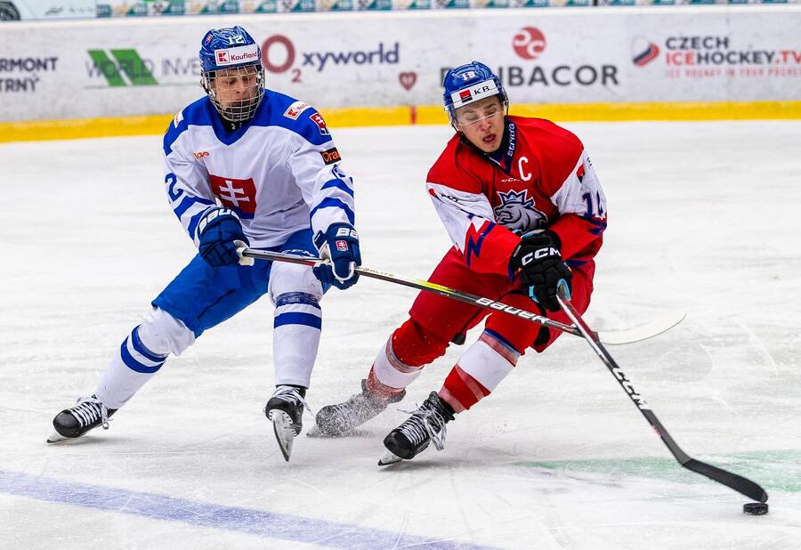 Tomáš Pobežal (Slovensko U20) a Adam Bareš (Česko U20), hokej, Turnaj piatich krajín