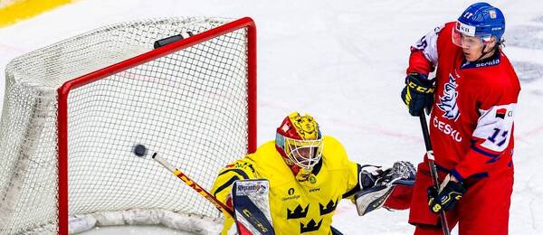 Brankár Hugo Hävelid zo Švédska a Sebastián Redlich z Česka