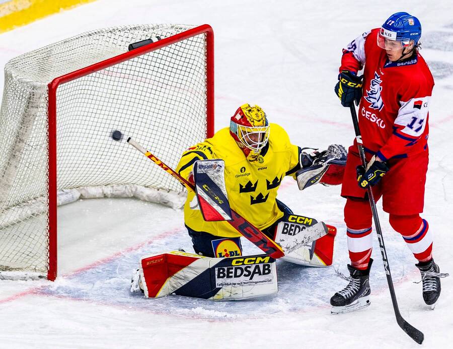 Brankár Hugo Hävelid zo Švédska a Sebastián Redlich z Česka