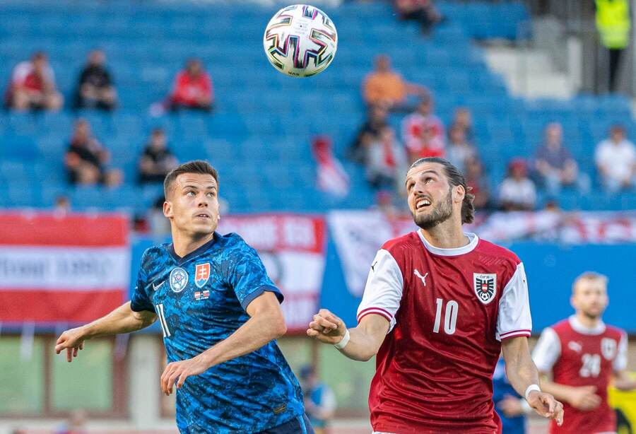 Vľavo Lászlo Bénes (Slovensko), vpravo Florian Grillitsch (Rakúsko), prípravný zápas pred EURO 2020