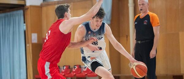 S loptou Timotej Malovec, reprezentant Slovenska v basketbale