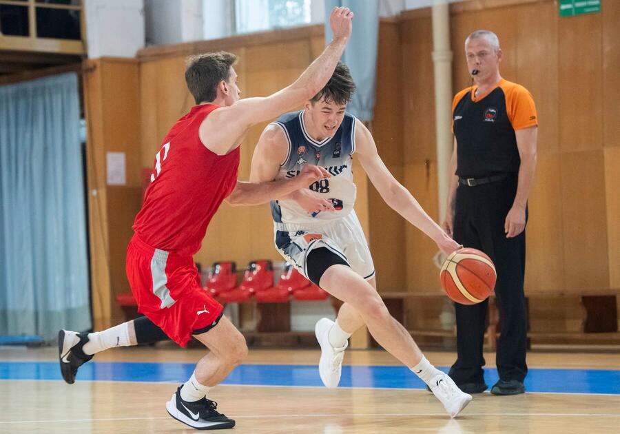 S loptou Timotej Malovec, reprezentant Slovenska v basketbale