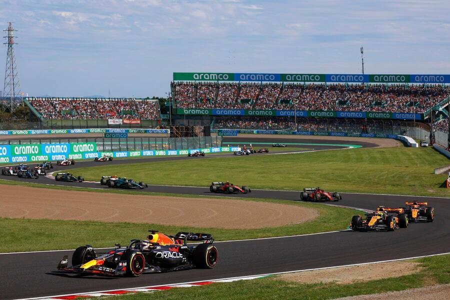 Max Verstappen na čele pretekov v Japonsku (Suzuka 2023)