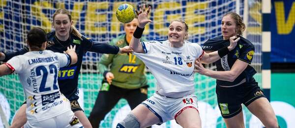 Momentka z medzištátneho zápasu Island vs. Švédsko (hádzaná ženy)