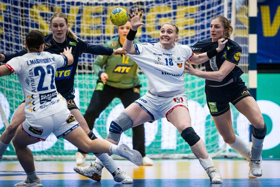 Momentka z medzištátneho zápasu Island vs. Švédsko (hádzaná ženy)