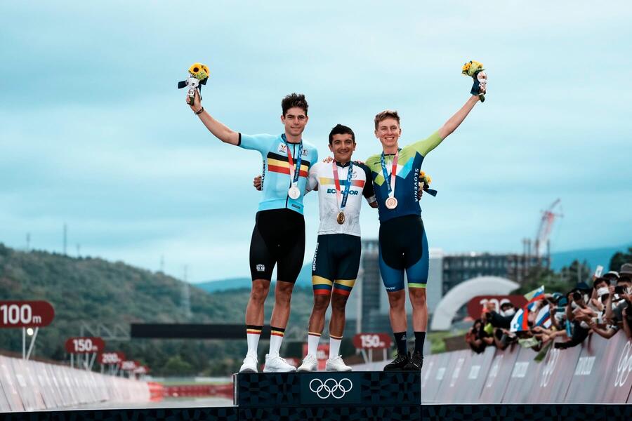 Wout van Aert, Richard Carapaz, Tadej Pogačar - medailisti z LOH 2021 v Japonsku