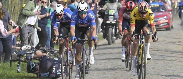 Kolízie a pády na úsekoch s pavé nie sú počas pretekov Paríž-Roubaix žiadnou výnimkou
