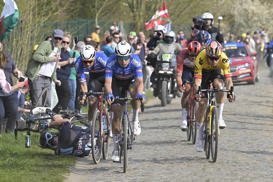 Kolízie a pády na úsekoch s pavé nie sú počas pretekov Paríž-Roubaix žiadnou výnimkou
