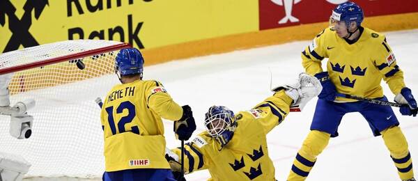 Švédsky brankár Lars Johansson a jeho spoluhráči sa snažia zabrániť gólu (MS 2023)