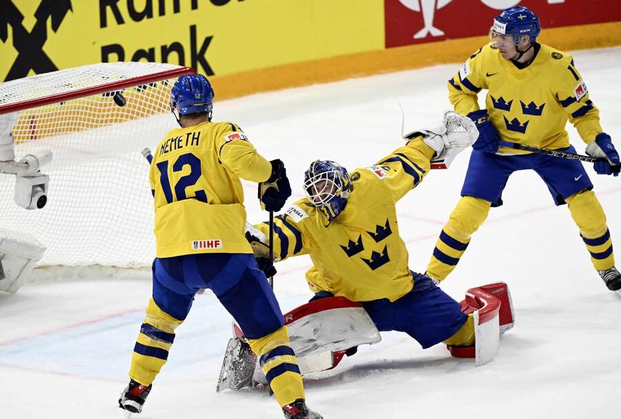 Švédsky brankár Lars Johansson a jeho spoluhráči sa snažia zabrániť gólu (MS 2023)