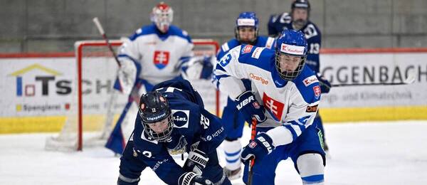 Aatos Koivu v súboji s Tobiasom Tomíkom na MS U18 v hokeji 2023