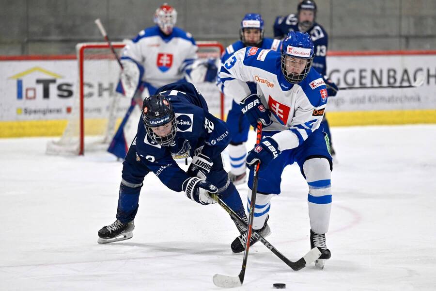 Aatos Koivu v súboji s Tobiasom Tomíkom na MS U18 v hokeji 2023