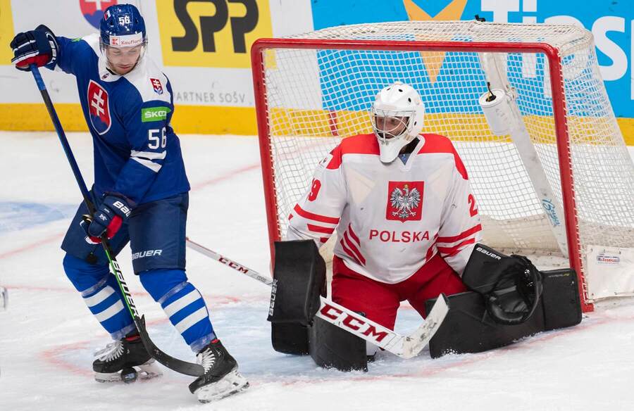 Vľavo Marko Daňo (Slovensko) a vpravo brankár John Murray (Poľsko)