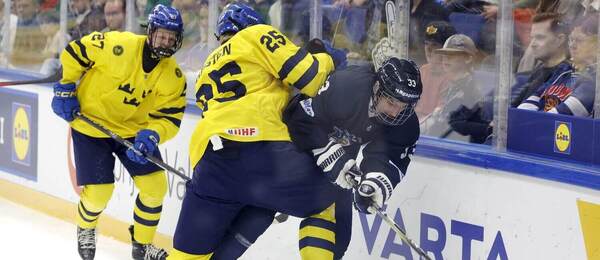 Švéd Viggo Gustafsson zastavuje súpera z Fínska vo štvrťfinále MS v hokeji do 18 rokov 2024
