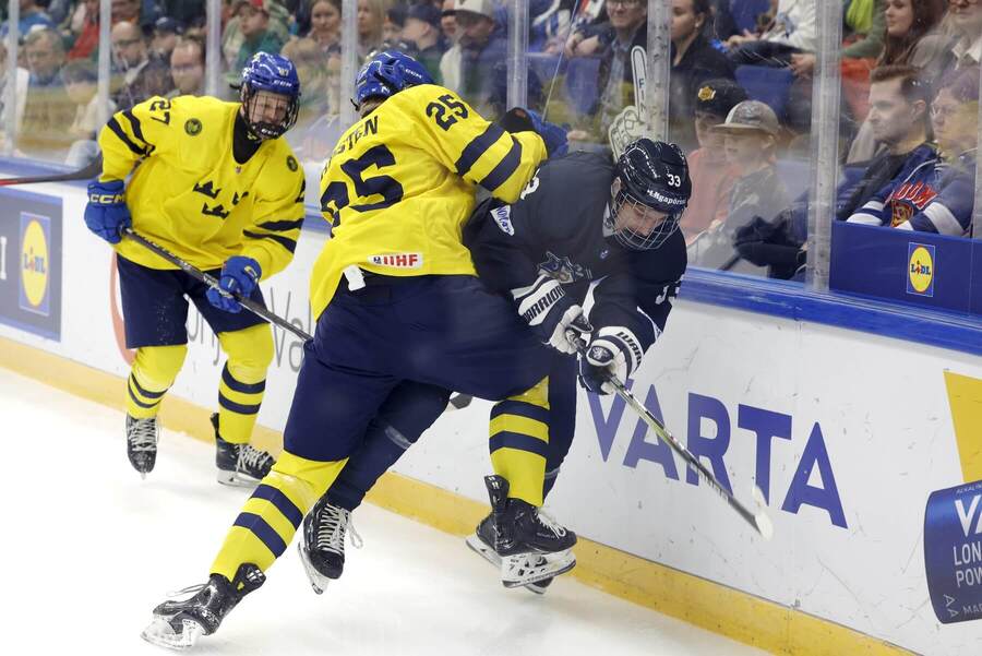 Švéd Viggo Gustafsson zastavuje súpera z Fínska vo štvrťfinále MS v hokeji do 18 rokov 2024