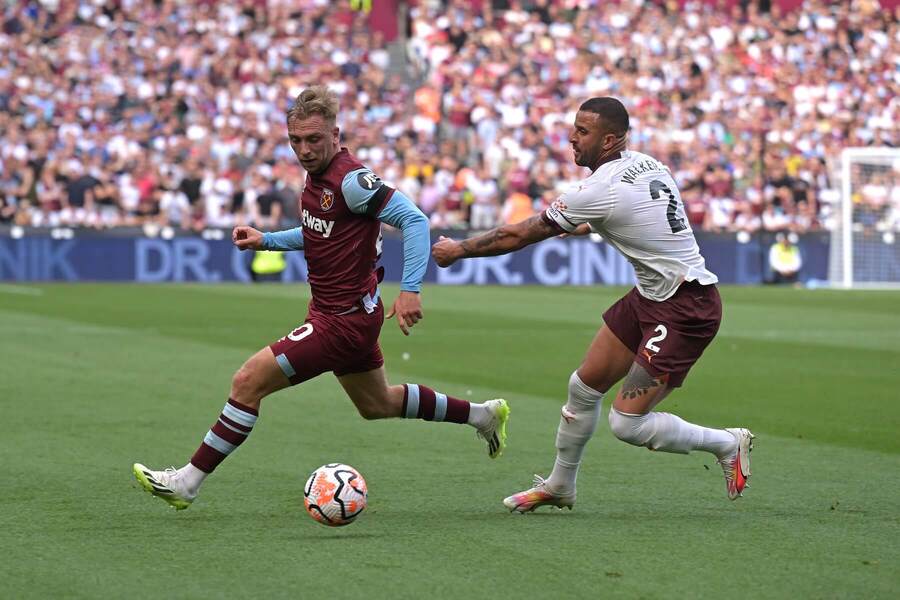 Jarrod Bowen a Kyle Walker, WHU vs. Man City (1:3), London Stadium, 16. 9. 2023