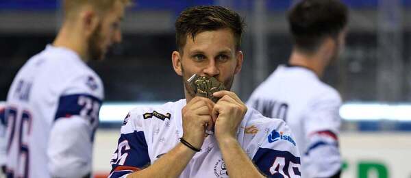 Hokejbalista Jaroslav Martinusík bozkáva zlatú medailu po MS 2019 v Košiciach." title="Hokejbalista Jaroslav Martinusík bozkáva zlatú medailu po MS 2019 v Košiciach.