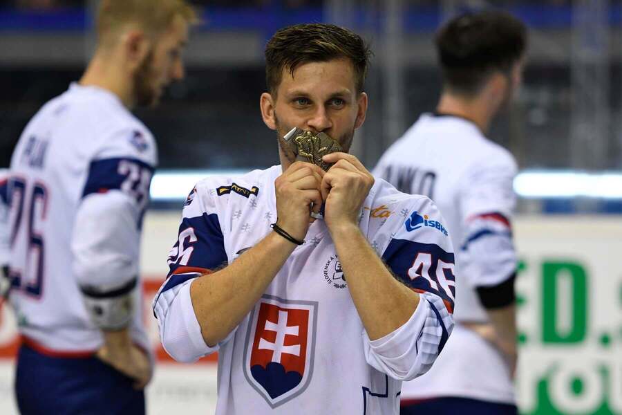 Hokejbalista Jaroslav Martinusík bozkáva zlatú medailu po&nbsp;MS 2019 v&nbsp;Košiciach." title="Hokejbalista Jaroslav Martinusík bozkáva zlatú medailu po&nbsp;MS 2019 v&nbsp;Košiciach.