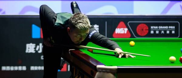 Kyren Wilson počas semifinále turnaja Xi an Grand Prix 2024
