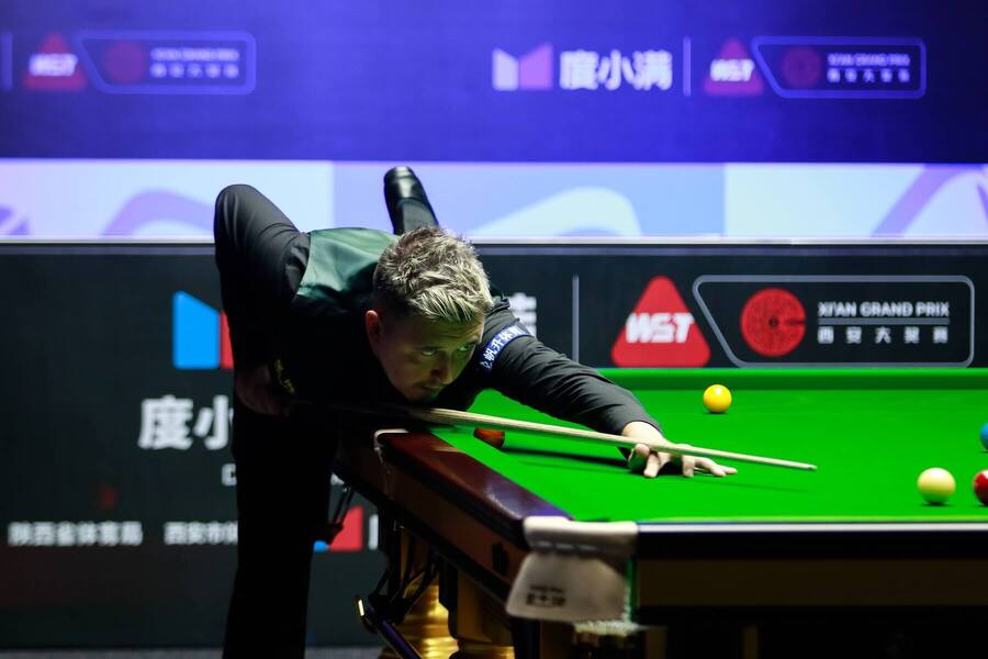 Kyren Wilson počas semifinále turnaja Xi an Grand Prix 2024