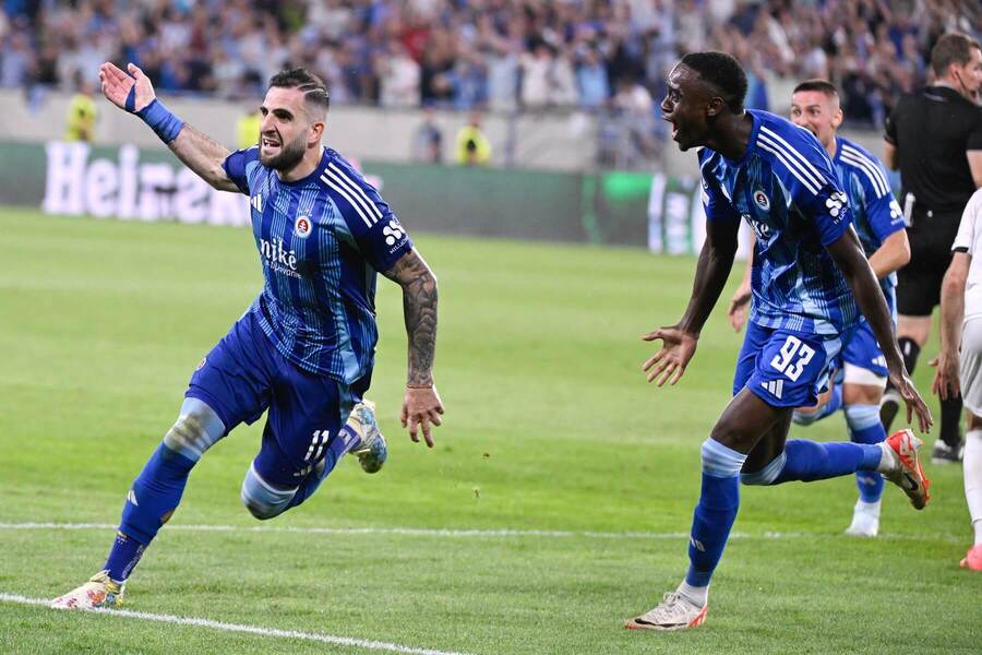 Tigran Barseghyan (vľavo), Idjessi Metsoko (vpravo), Róbert Mak (vzadu) po treťom góle v odvete play-off kvalifikácie LM 2024/2025 proti Midtjyllandu