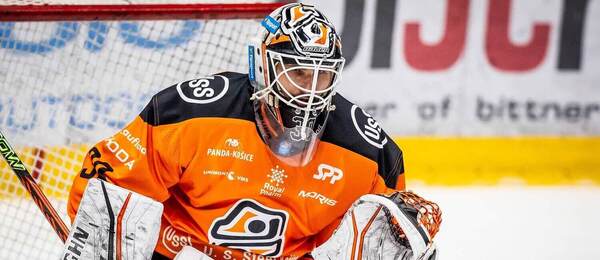 Brankár Dominik Riečický bude chytať za HC Košice aj v sezóne 2026/27.