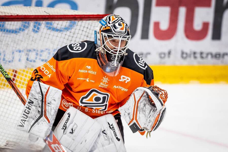 Brankár Dominik Riečický bude chytať za&nbsp;HC Košice aj v&nbsp;sezóne 2026/27.