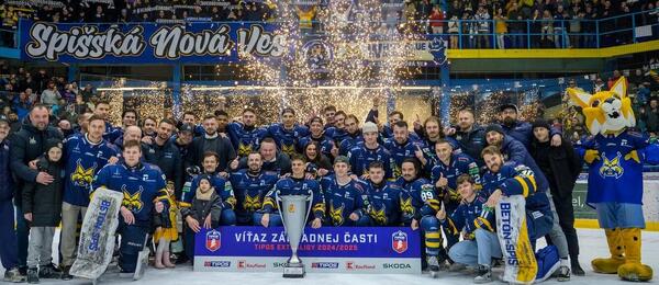 Spoločná fotografia Spišiakov po víťazstve v základnej časti 2024/25.