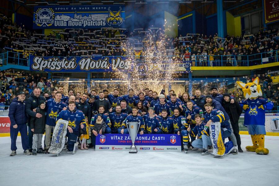 Spoločná fotografia Spišiakov po víťazstve v základnej časti 2024/25.