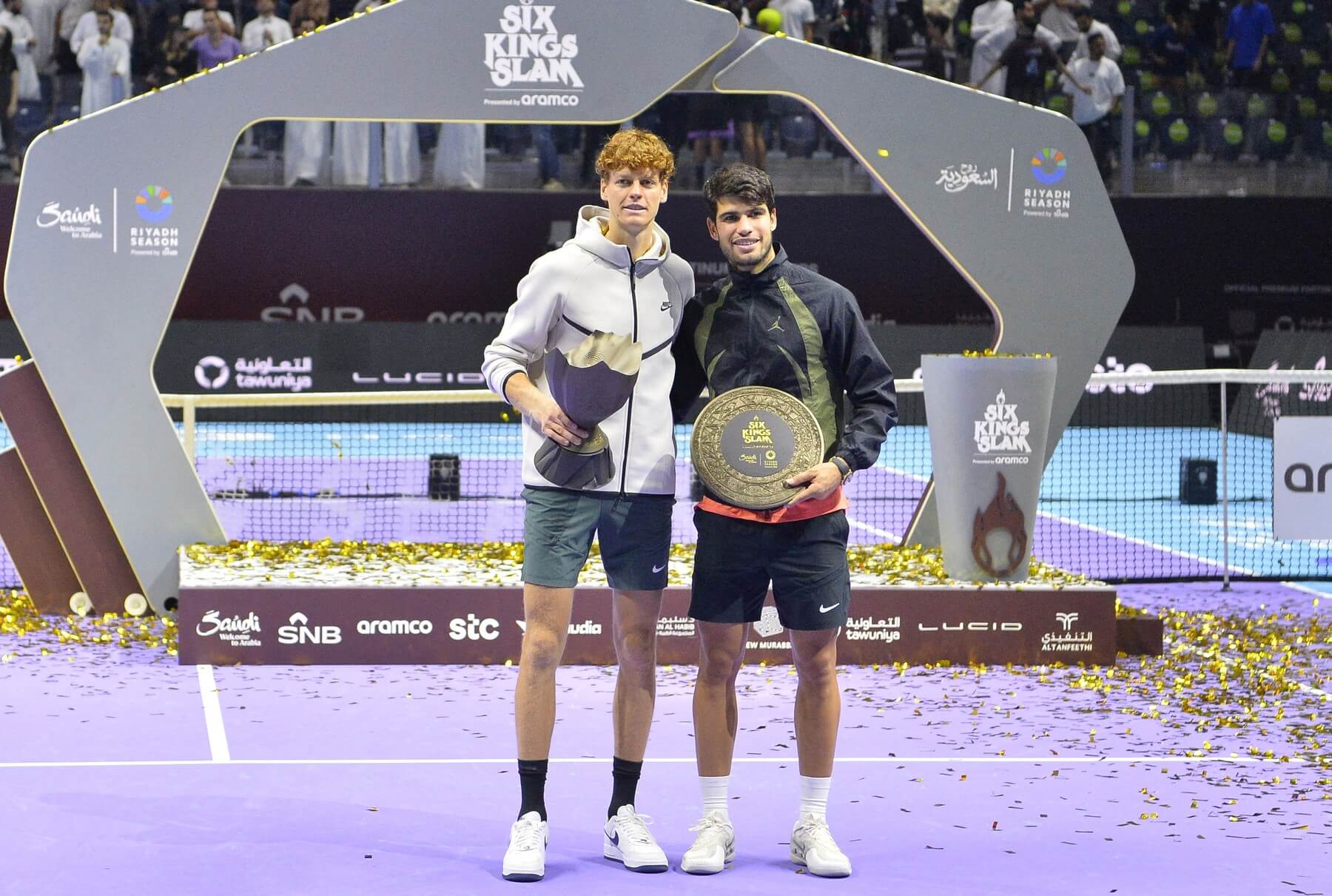 Finalisti 1. ročníka Six Kings Slam: vľavo víťaz Jannik Sinner, vpravo Carlos Alcaraz Finalisti 1. ročníka Six Kings Slam: vľavo víťaz Jannik Sinner, vpravo Carlos Alcaraz