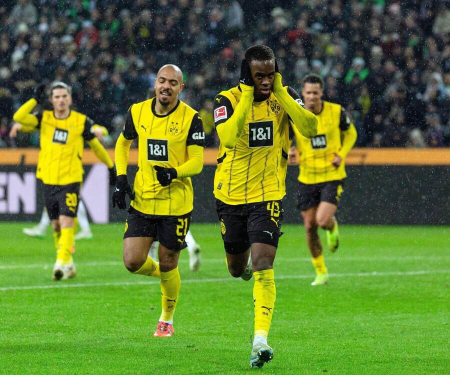 Jamie Gittens (BVB) oslavuje gól do siete Monchengladbachu.