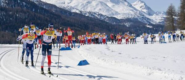 Hans Christer Holund na čele pretekov na 15 km klasicky v stredisku Silvaplana (2021)