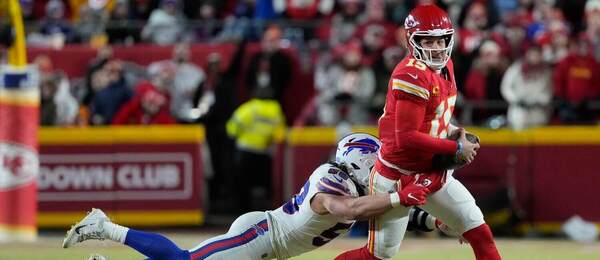 Patrick Mahomes uniká Mattovi Milanovi z Buffala