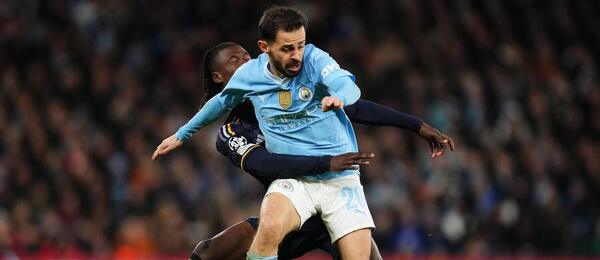 Eduardo Camavinga (Real) sa snaží zastaviť Bernarda Silvu (ManCity)