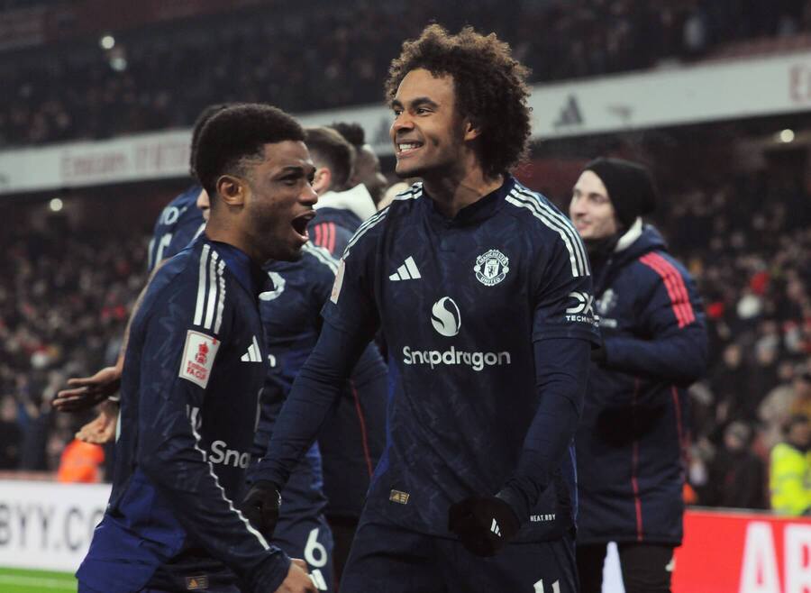 Joshua Zirkzee (v strede) prispel k vyradeniu Arsenalu v FA Cupe.